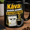 Hrnek s českým sloganem Káva: protože pondělí se vrací každý týden, minimalistickým kalendářem s otráveným obličejem a kávovým motivem v černé, bílé a žluté.