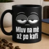 Minimalistický hrnek s ospalýma polouzavřenýma očima a nápisem Mluv na mě až po kafi v šedé a bílé barvě