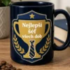 Hrnek s minimalistickým motivem trofeje, kravatou a hvězdou a nápisem Nejlepší šéf všech dob v námořnické a zlaté barvě