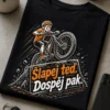 Pánské cyklo tričko s nápisem Šlapej teď. Dospěj pak. a hravým kolem přeskakujícím slovo adult v oranžovo-bílém potisku