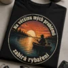 Pánské rybářské tričko s kruhovým sunset motivem, siluetou rybáře v lodi na klidném jezeře a textem Na většinu mých problémů zabírá rybaření.