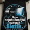 Vtipné pánské tričko s potiskem dumbbellu měnícího se v polštář a sloganem Moje nejoblíbenější cvičení? Šlofík. v retro fitness stylu