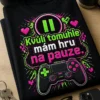 Pánské tričko s nápisem Kvůli tomuhle mám hru na pauze, neonovým pause symbolem a herním ovladačem.