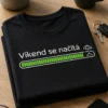 Pánské tričko s minimalistickým potiskem Víkend se načítá, progress barem na 99 % a ikonou plážového deštníku v bílé a zelené