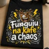 Černé tričko s potiskem Funguju na kafe a chaos, hrnek kávy, blesky a chaotická ručně kreslená grafika