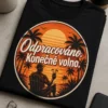 Retirement tričko s nápisem Odpracováno. Konečně volno. v kruhovém badge se západem slunce a palmami