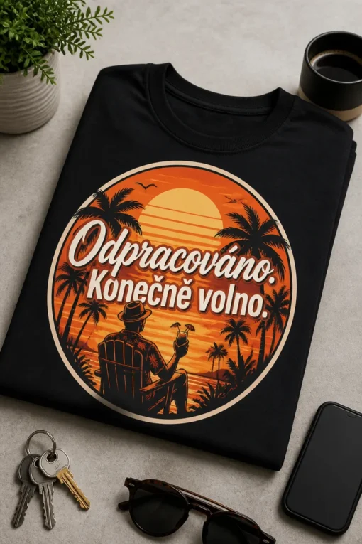 Retirement tričko s nápisem Odpracováno. Konečně volno. v kruhovém badge se západem slunce a palmami