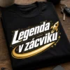 Tričko s nápisem Legenda v zácviku v elegantním sportovním typografickém designu se zlatobílou raketovou stopou.
