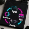 Humorné tričko pro gamery se sloganem Spát. Jíst. Pařit. Opakovat. a neonovým herním motivem