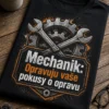 Tričko s motivem mechanického emblému, zkříženého klíče a ozubeného kola a textem Mechanik: Opravuju vaše pokusy o opravu