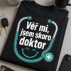 Tričko pro mediky s nápisem Věř mi, jsem skoro doktor a minimalistickým motivem se stetoskopem do úsměvu.