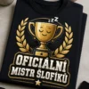 Tričko s motivem zlatého poháru se spícím obličejem, vavřínovými ratolestmi a nápisem Oficiální mistr šlofíků na tmavý podklad