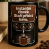 Vtipný hrnek s potiskem Instantní člověk. Stačí přidat kávu. s retro balením, šipkou k hrnku a parní grafikou pro milovníky kávy.